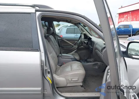 2004 Toyota Sequoia Sr5 V8 z USA, uszkodzony, nr VIN 5TDBT44A74S226372